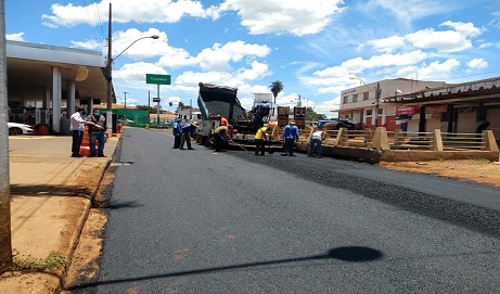 Prefeito Juninho Gaspar vistoria obras de asfaltamento da Avenida Dr. Oswaldo Scatena