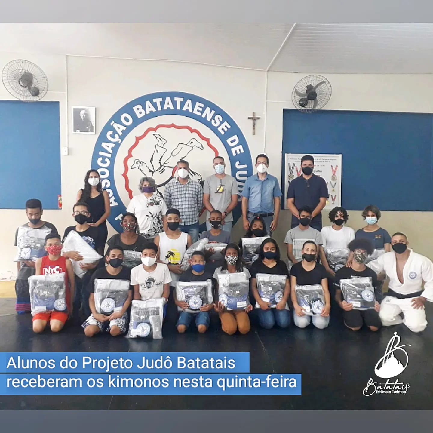 Alunos da rede municipal que participam do Projeto Judô Batatais receberam os kimonos nesta quinta-feira.