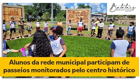 Alunos da rede municipal participam de passeios monitorados pelo centro histórico.