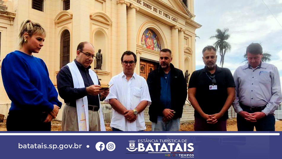 Padre Pedro Bartolomeu abençoa obras de revitalização da Praça do Santuário em Batatais