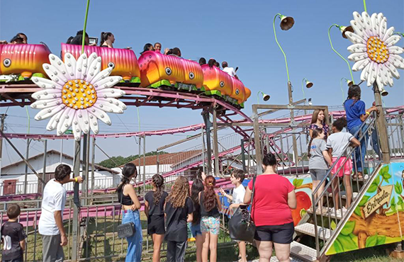 Prefeitura proporciona manhã de lazer para crianças no Parque de Diversões montado no Recinto da Festa do Leite