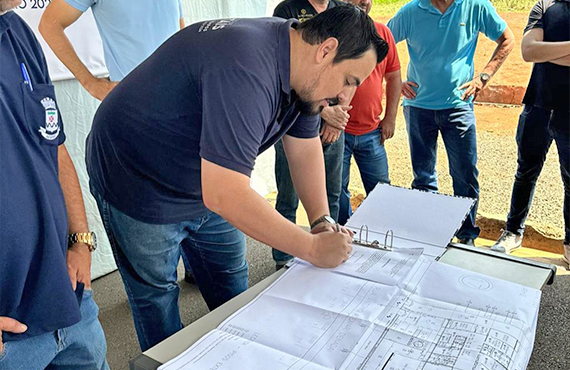 Prefeito assina ordem de serviço para início da construção de uma creche no bairro Morada do Verde