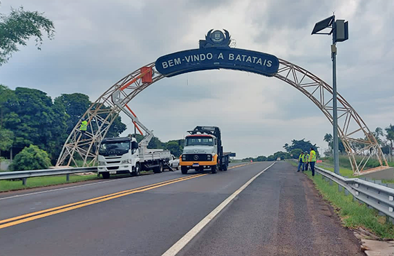 Começa a revitalização do pórtico na entrada da cidade